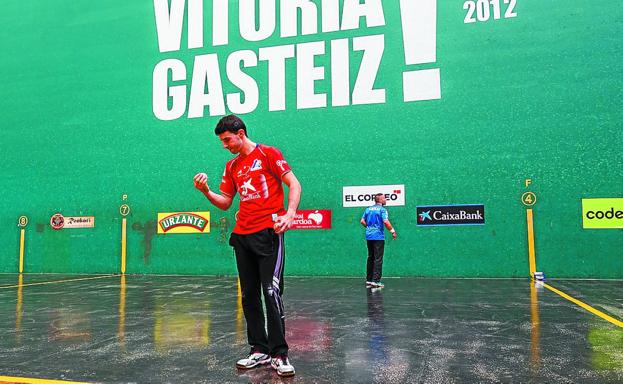 Jokin Altuna prueba una pelota ayer en el Ogueta de Gasteiz. Detrás, Aimar Olaizola.