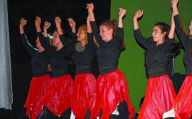 Haurrentzako jolasak antolatu ziren atzo eta Artea eta Alurr dantza taldeek emanaldi berezia eskaini zuten. 