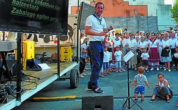 Kantuan eta dantzan aritu ziren Santiotan Kantari kantujirako kideak herritik zehar. 