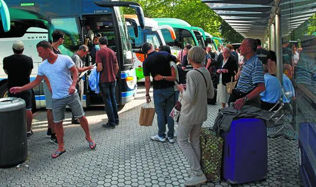 Vacaciones. Los debagoindarras también apuestan por el autobús para sus desplazamiento vacacionales.