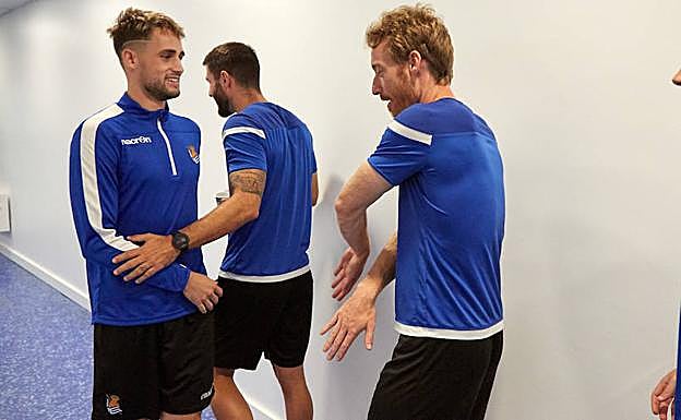 Adnan Januzaj saluda a su compañeros Navas, Zurutuza y Bautista