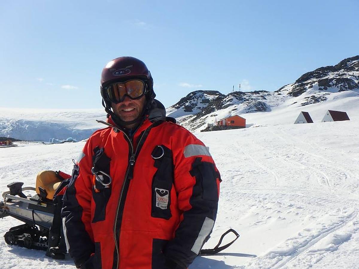 Iñaki Irastorza es un ingeniero donostiarra que durante cuatro meses al año viaja al continente más austral de la sierra