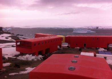 Imagen secundaria 1 - Iñaki y sus compañeros, con unas motos de agua. Debajo, imagen de los contenedores donde habitaban antes de construir la base nueva. A la derecha, realizando tareas habituales en el glaciar.