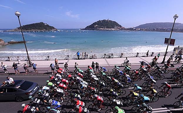 El pelotón de la Clásica, a su paso por la playa de La Concha. 