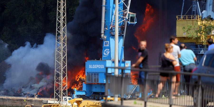 El fuego originado en un cúmulo de chatarra prensada ha provocado una columna de humo tóxica que se veía desde varios kilómetros a la redonda.