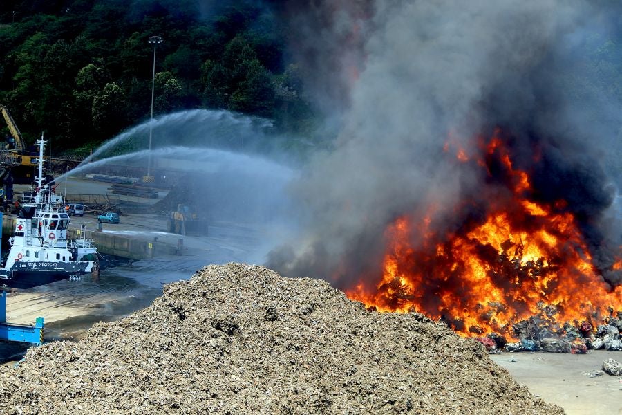 El fuego originado en un cúmulo de chatarra prensada ha provocado una columna de humo tóxica que se veía desde varios kilómetros a la redonda.