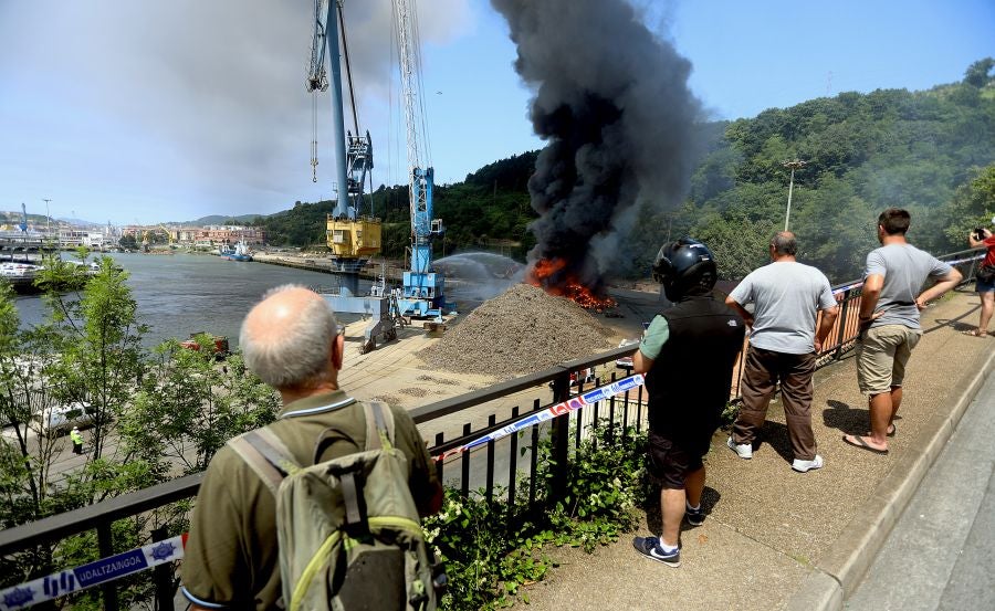 El fuego originado en un cúmulo de chatarra prensada ha provocado una columna de humo tóxica que se veía desde varios kilómetros a la redonda.