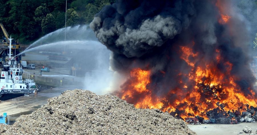 El fuego originado en un cúmulo de chatarra prensada ha provocado una columna de humo tóxica que se veía desde varios kilómetros a la redonda.