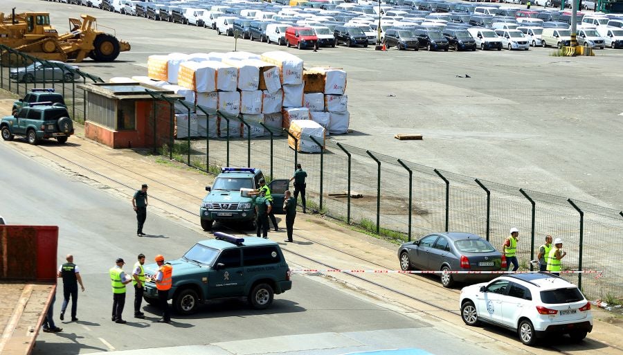 El fuego originado en un cúmulo de chatarra prensada ha provocado una columna de humo tóxica que se veía desde varios kilómetros a la redonda.