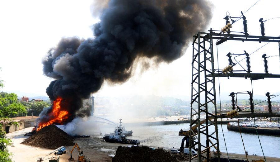 El fuego originado en un cúmulo de chatarra prensada ha provocado una columna de humo tóxica que se veía desde varios kilómetros a la redonda.