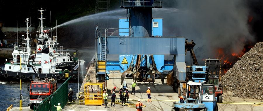 El fuego originado en un cúmulo de chatarra prensada ha provocado una columna de humo tóxica que se veía desde varios kilómetros a la redonda.