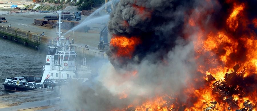El fuego originado en un cúmulo de chatarra prensada ha provocado una columna de humo tóxica que se veía desde varios kilómetros a la redonda.