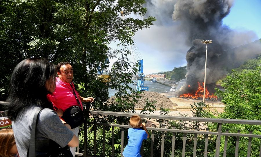 El fuego originado en un cúmulo de chatarra prensada ha provocado una columna de humo tóxica que se veía desde varios kilómetros a la redonda.