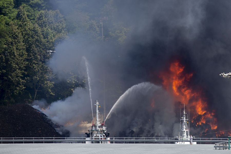El fuego originado en un cúmulo de chatarra prensada ha provocado una columna de humo tóxica que se veía desde varios kilómetros a la redonda.