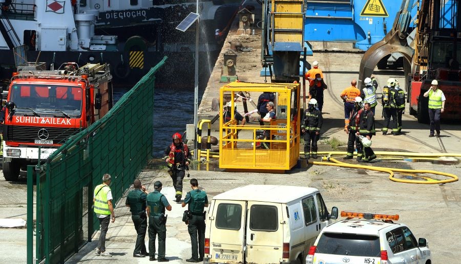 El fuego originado en un cúmulo de chatarra prensada ha provocado una columna de humo tóxica que se veía desde varios kilómetros a la redonda.