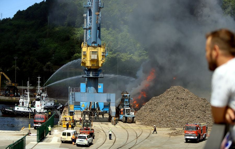 El fuego originado en un cúmulo de chatarra prensada ha provocado una columna de humo tóxica que se veía desde varios kilómetros a la redonda.
