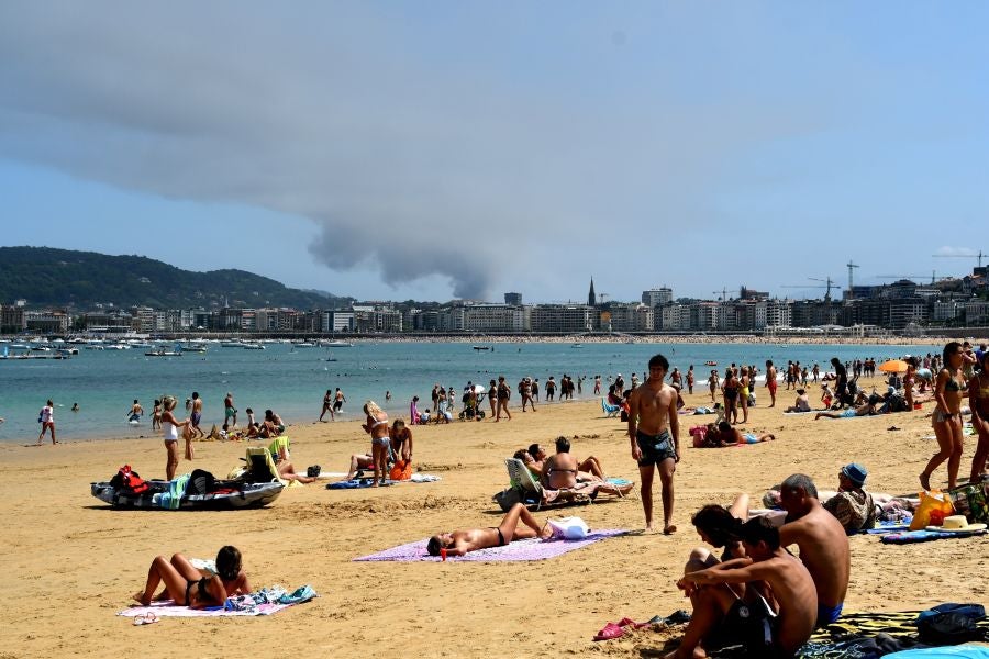 El fuego originado en un cúmulo de chatarra prensada ha provocado una columna de humo tóxica que se veía desde varios kilómetros a la redonda.