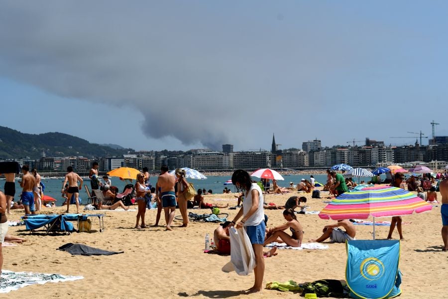El fuego originado en un cúmulo de chatarra prensada ha provocado una columna de humo tóxica que se veía desde varios kilómetros a la redonda.
