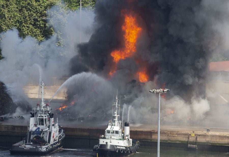 El fuego originado en un cúmulo de chatarra prensada ha provocado una columna de humo tóxica que se veía desde varios kilómetros a la redonda.