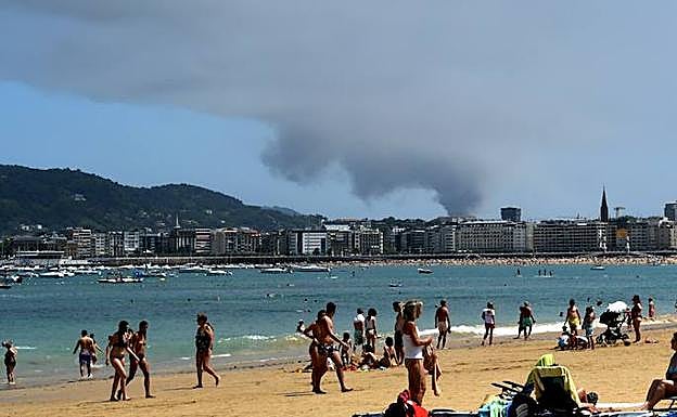 La columna de humo se aprecia perfectamente desde San Sebastián.