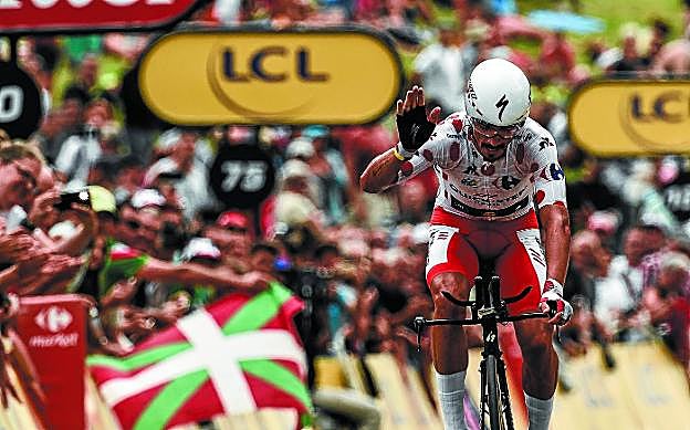 Julian Alaphilippe llega a meta en Ezpeleta en la contrarreloj del Tour, el sábado.