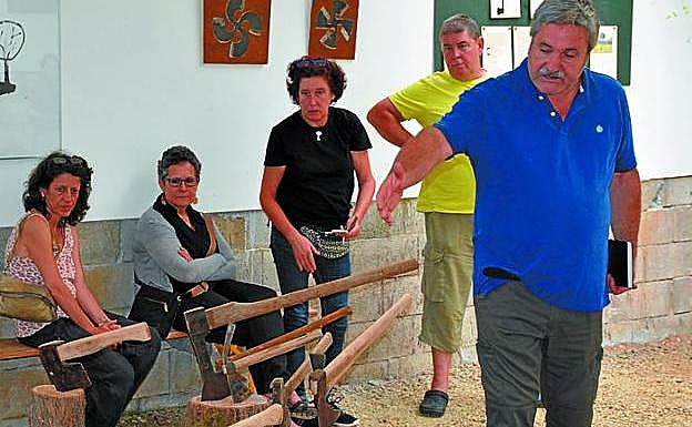 Jauregi azalpenak ematen. 