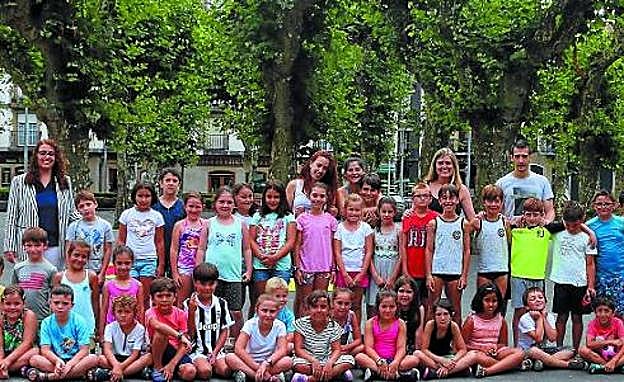 Lehenengo txandako Eguzkitzako haurrak beraien begiraleekin, baita Monica Martinez, euskara ordezkariarekin. 