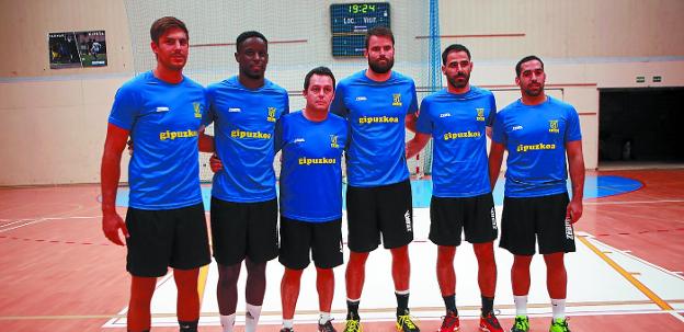 Los nuevos con el entrenador. Barthe, Seri, Cuétara, Tesoriere, De la Salud y Salinas. 