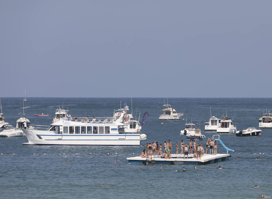 Miles de personas aprovechan la soleada y calurosa jornada del jueves para aprovechar de las playas guipuzcoanas. A la mañana la bandera roja en la zona de Sagüés de la playa de la Zurriola en San Sebastián, mientras que hay bandera amarilla en la zona del Kursaal y también en los arenales guipuzcoanos de Orio, Zarauz, Gaztetape, Itzurun, Santiago y Deba.