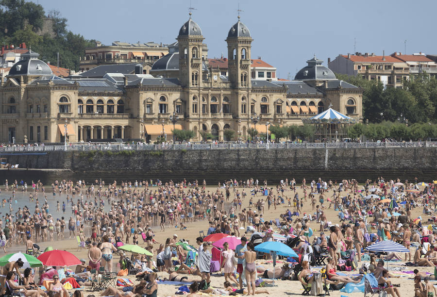 Miles de personas aprovechan la soleada y calurosa jornada del jueves para aprovechar de las playas guipuzcoanas. A la mañana la bandera roja en la zona de Sagüés de la playa de la Zurriola en San Sebastián, mientras que hay bandera amarilla en la zona del Kursaal y también en los arenales guipuzcoanos de Orio, Zarauz, Gaztetape, Itzurun, Santiago y Deba.
