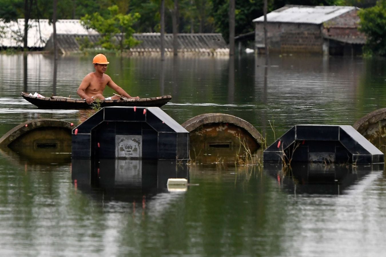 El municipio de Nam Phuong Tien, distrito de Chuong My en Hanói inundado el 30 de julio de 2018. Las fuertes lluvias de la semana pasada provocaron inundaciones en más de 600 casas del distrito, y alrededor de 830 hogares permanecen incomunicados, informaron hoy medios locales.