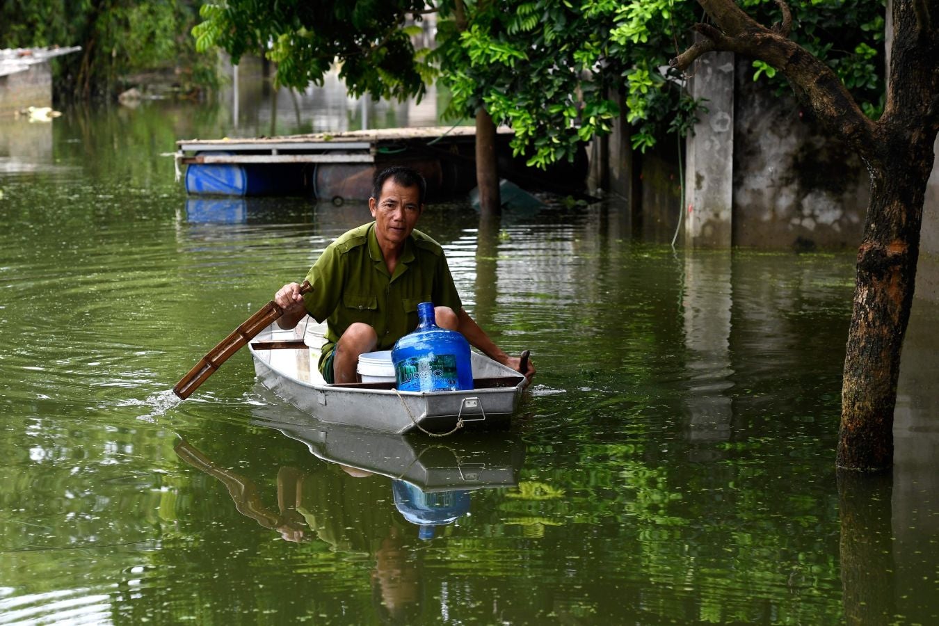 El municipio de Nam Phuong Tien, distrito de Chuong My en Hanói inundado el 30 de julio de 2018. Las fuertes lluvias de la semana pasada provocaron inundaciones en más de 600 casas del distrito, y alrededor de 830 hogares permanecen incomunicados, informaron hoy medios locales.