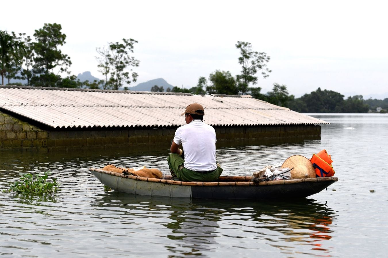 El municipio de Nam Phuong Tien, distrito de Chuong My en Hanói inundado el 30 de julio de 2018. Las fuertes lluvias de la semana pasada provocaron inundaciones en más de 600 casas del distrito, y alrededor de 830 hogares permanecen incomunicados, informaron hoy medios locales.