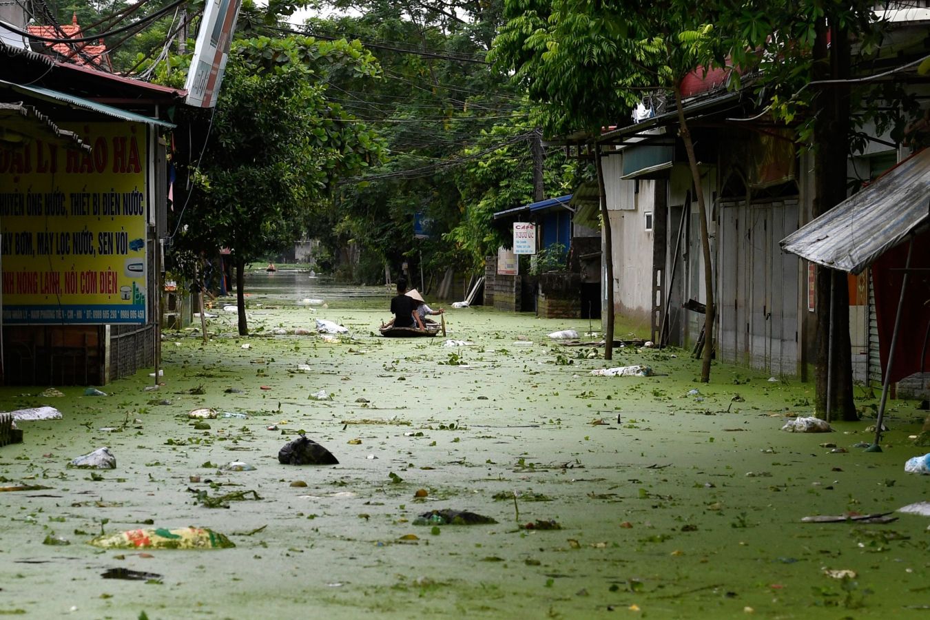 El municipio de Nam Phuong Tien, distrito de Chuong My en Hanói inundado el 30 de julio de 2018. Las fuertes lluvias de la semana pasada provocaron inundaciones en más de 600 casas del distrito, y alrededor de 830 hogares permanecen incomunicados, informaron hoy medios locales.