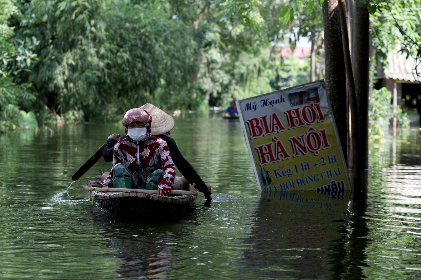 El municipio de Nam Phuong Tien, distrito de Chuong My en Hanói inundado el 30 de julio de 2018. Las fuertes lluvias de la semana pasada provocaron inundaciones en más de 600 casas del distrito, y alrededor de 830 hogares permanecen incomunicados, informaron hoy medios locales.