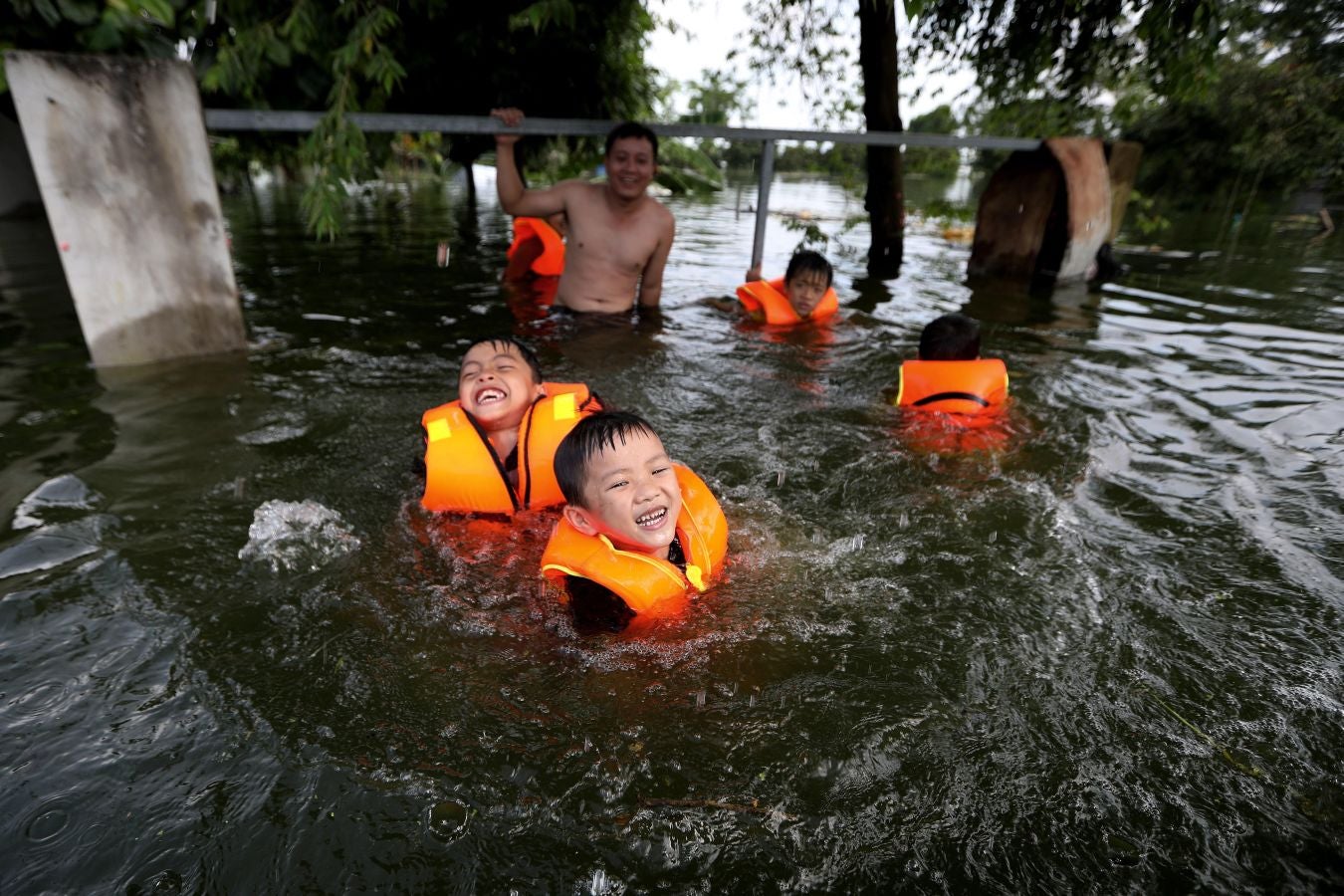 El municipio de Nam Phuong Tien, distrito de Chuong My en Hanói inundado el 30 de julio de 2018. Las fuertes lluvias de la semana pasada provocaron inundaciones en más de 600 casas del distrito, y alrededor de 830 hogares permanecen incomunicados, informaron hoy medios locales.