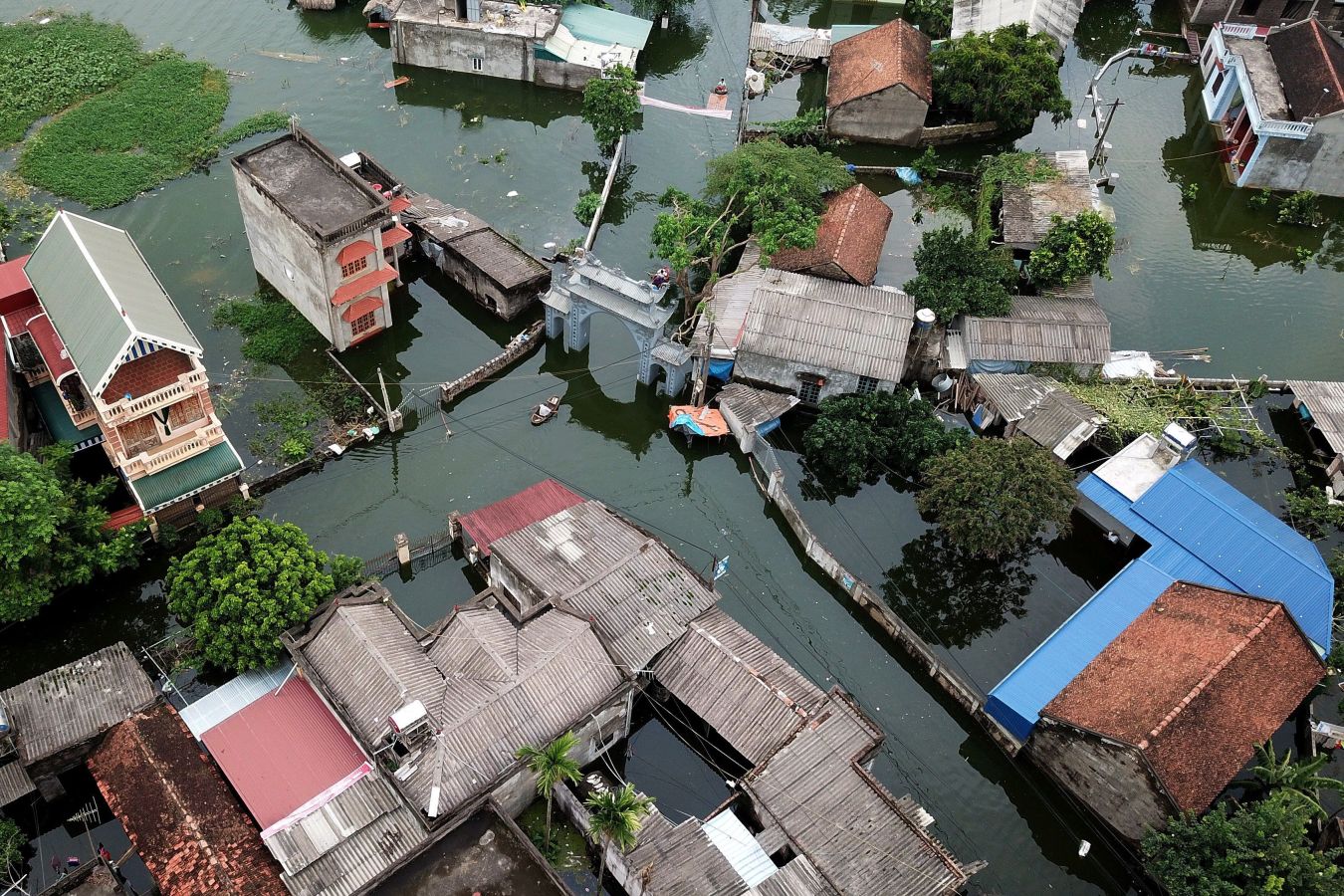 El municipio de Nam Phuong Tien, distrito de Chuong My en Hanói inundado el 30 de julio de 2018. Las fuertes lluvias de la semana pasada provocaron inundaciones en más de 600 casas del distrito, y alrededor de 830 hogares permanecen incomunicados, informaron hoy medios locales.