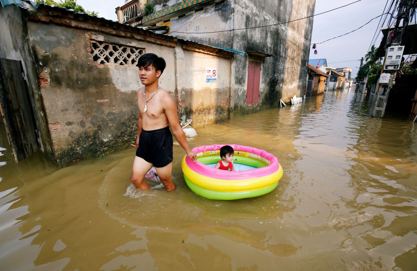 El municipio de Nam Phuong Tien, distrito de Chuong My en Hanói inundado el 30 de julio de 2018. Las fuertes lluvias de la semana pasada provocaron inundaciones en más de 600 casas del distrito, y alrededor de 830 hogares permanecen incomunicados, informaron hoy medios locales.