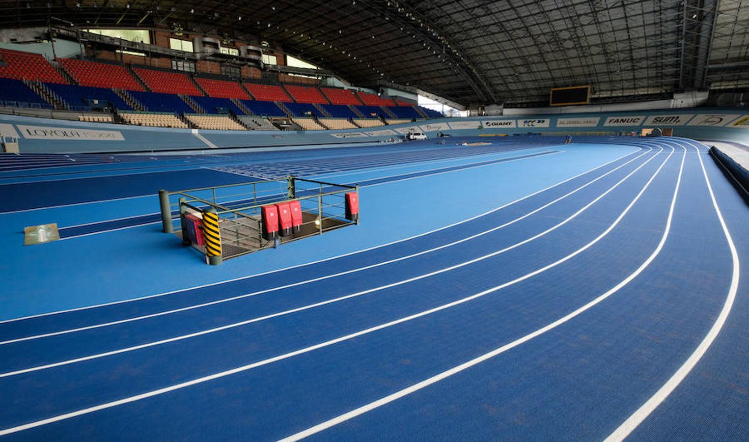 La instalación donostiarra ya luce sus dos tonos de azul, lista para acoger la nueva temporada de atletismo bajo techo