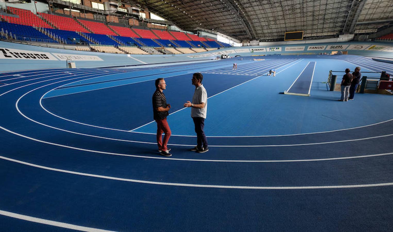 La instalación donostiarra ya luce sus dos tonos de azul, lista para acoger la nueva temporada de atletismo bajo techo