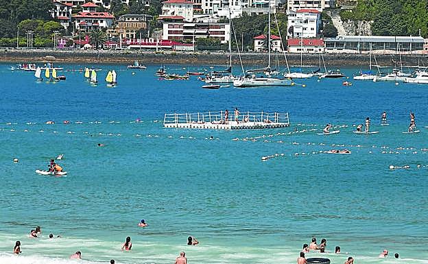 Las playas de La Concha y Ondarreta volvieron ayer a llenarse de bañistas en un día de calor.