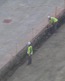 Imagen secundaria 2 - Los operarios trabajan en el terreno de juego donde en las próximas semanas se colocará el césped