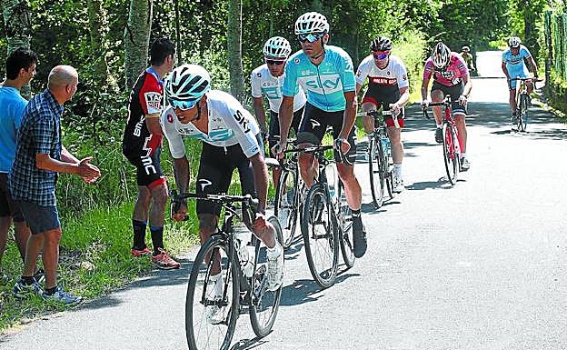 Jonathan Castroviejo conduce el entrenamiento del Sky ayer en la subida a Igeldo por Murgil. Detrás, Bernal con la mirada en el suelo y Kiryienka, seguidos por cicloturistas. 