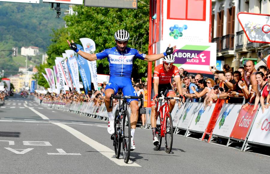El pelotón ciclista ha animado las carreteras guipuzcoanas durante la Clásica de San Sebastián 2018