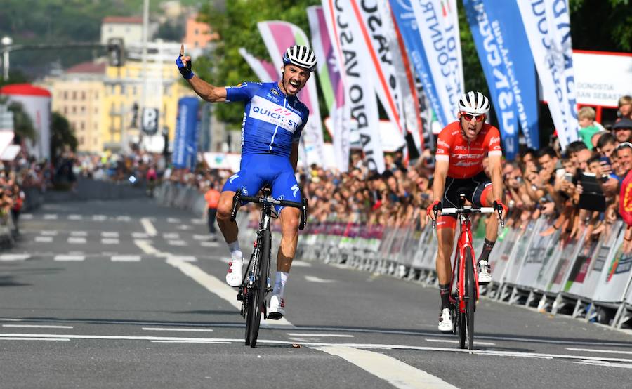El pelotón ciclista ha animado las carreteras guipuzcoanas durante la Clásica de San Sebastián 2018
