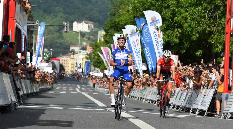 El pelotón ciclista ha animado las carreteras guipuzcoanas durante la Clásica de San Sebastián 2018