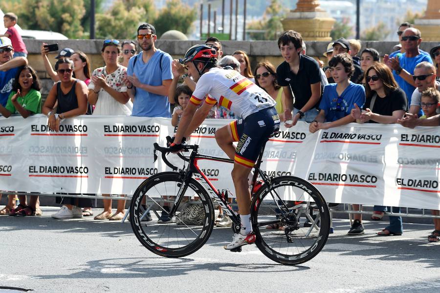 El pelotón ciclista ha animado las carreteras guipuzcoanas durante la Clásica de San Sebastián 2018
