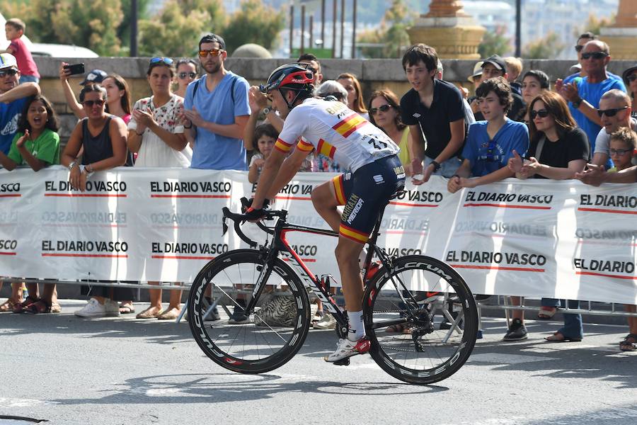 El pelotón ciclista ha animado las carreteras guipuzcoanas durante la Clásica de San Sebastián 2018