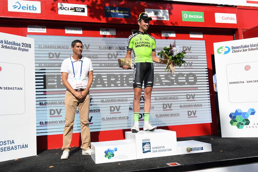 El pelotón ciclista ha animado las carreteras guipuzcoanas durante la Clásica de San Sebastián 2018