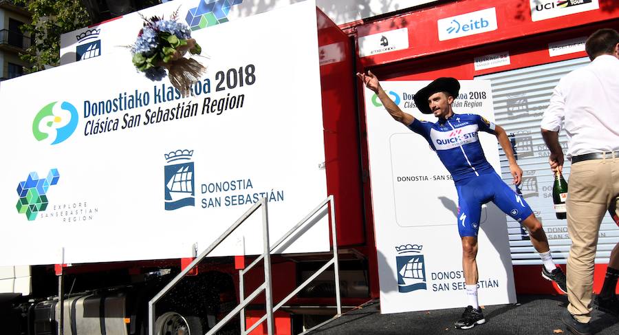 El pelotón ciclista ha animado las carreteras guipuzcoanas durante la Clásica de San Sebastián 2018